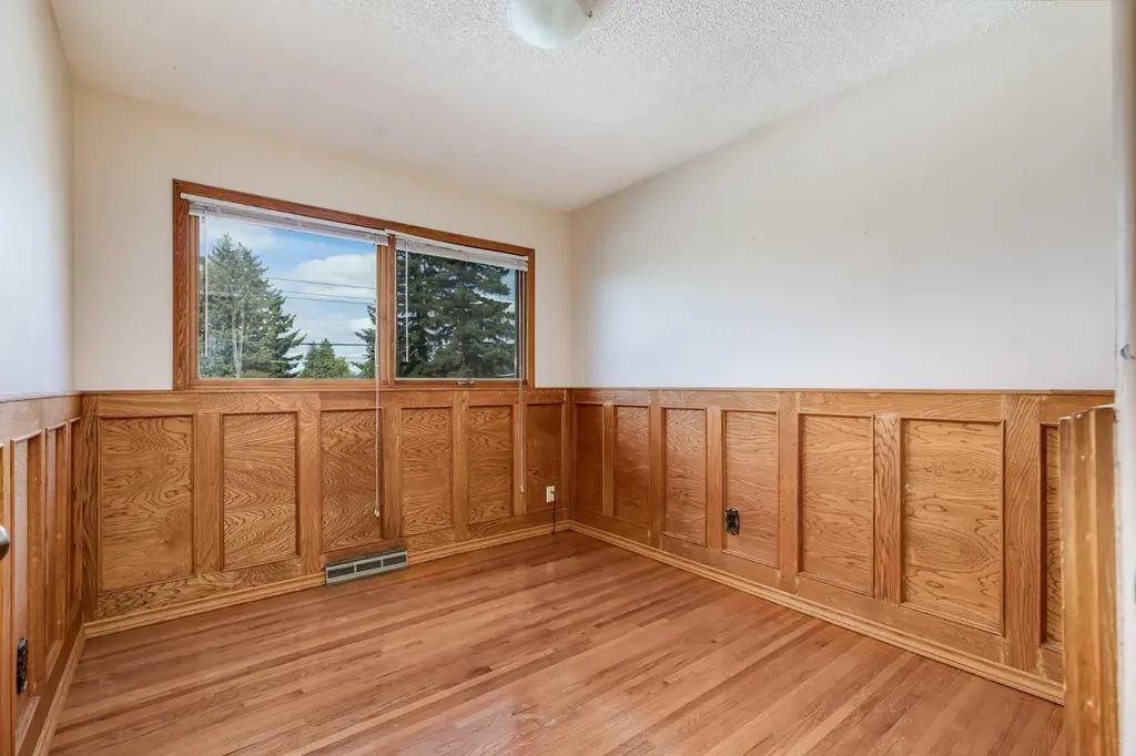 47 Clarendon Road NW Calgary AB T2L 0P2