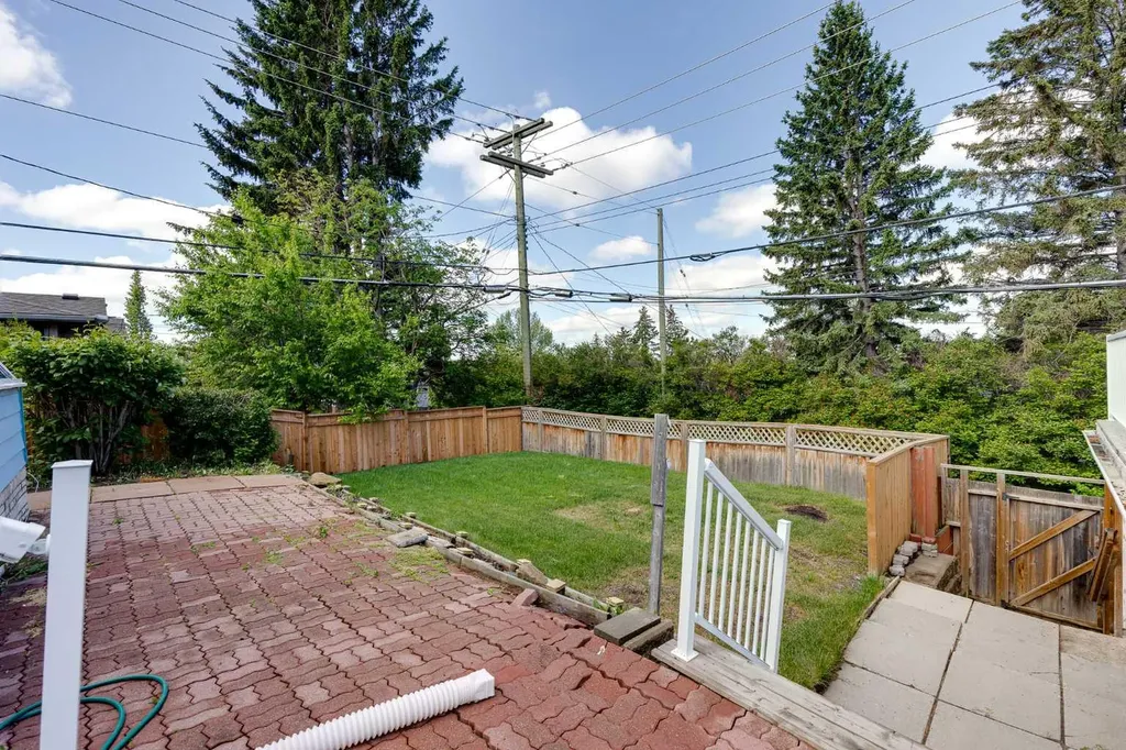 47 Clarendon Road NW Calgary AB T2L 0P2