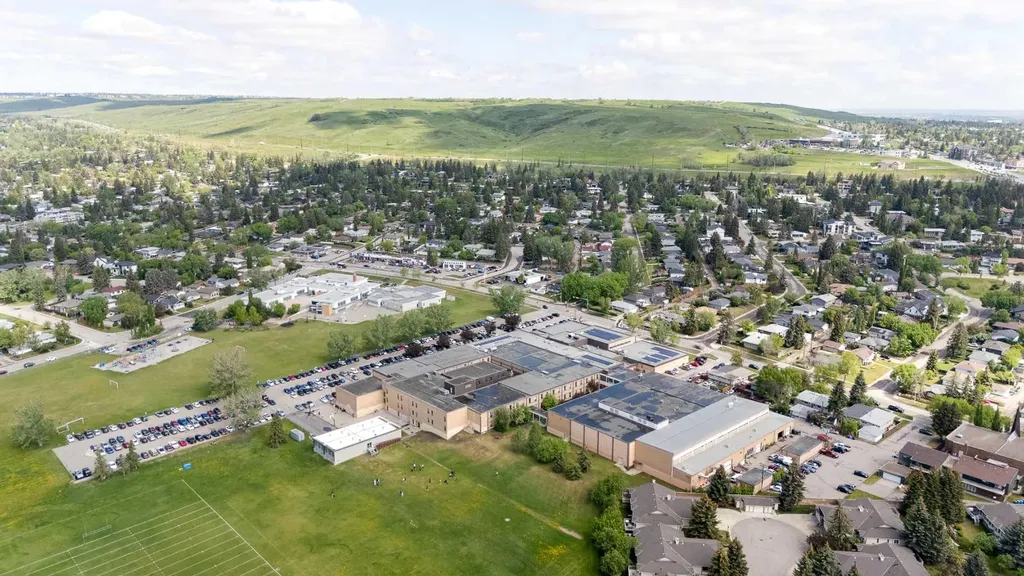 47 Clarendon Road NW Calgary AB T2L 0P2
