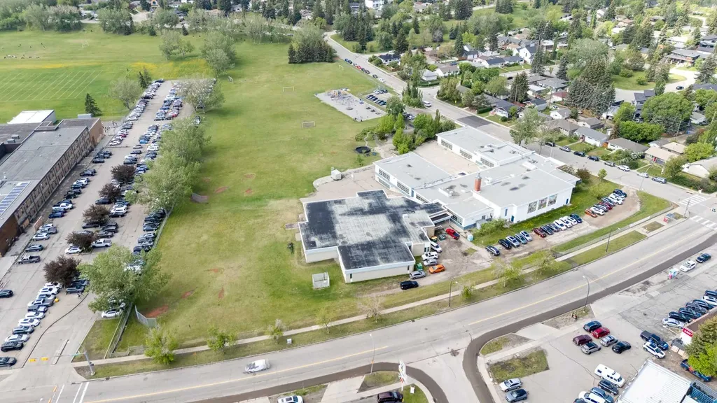 47 Clarendon Road NW Calgary AB T2L 0P2