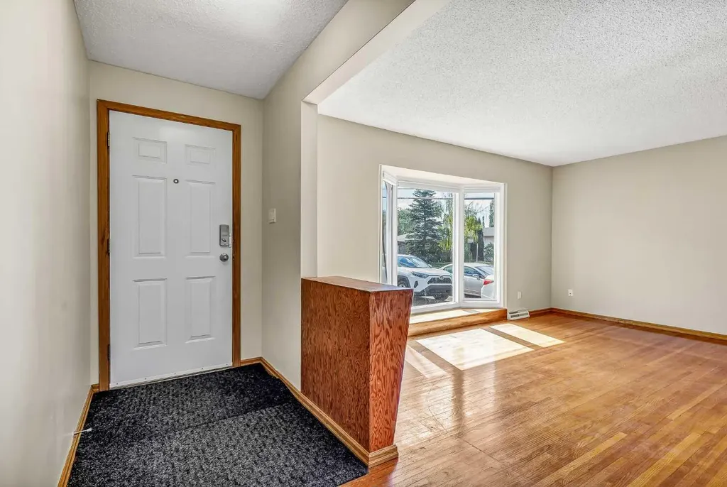 47 Clarendon Road NW Calgary AB T2L 0P2