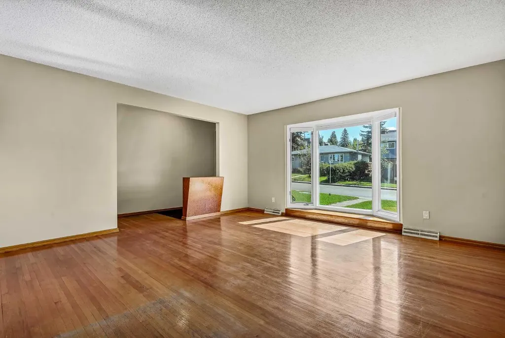 47 Clarendon Road NW Calgary AB T2L 0P2