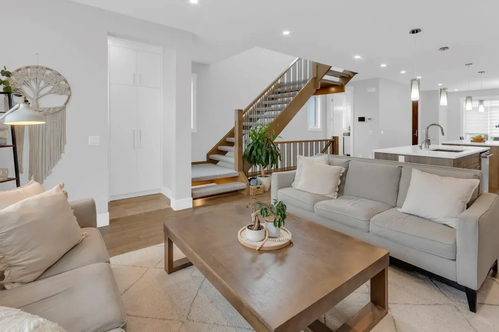1412 41 Street SW Calgary AB T3C 1X6