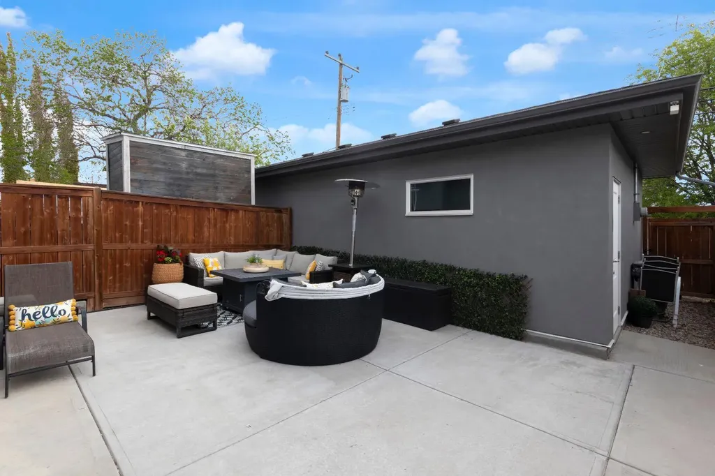 1412 41 Street SW Calgary AB T3C 1X6