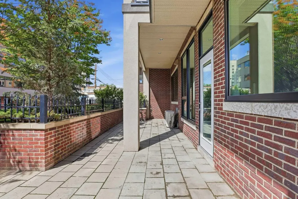 317 22 Avenue SW Calgary AB T2H3S6