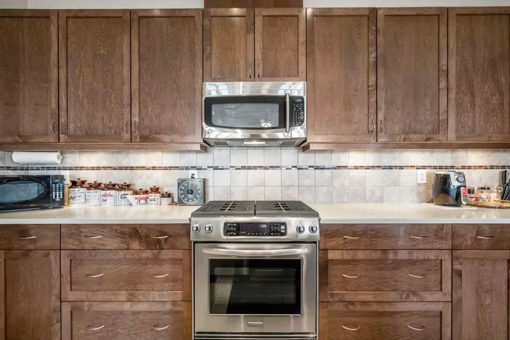 4 Hemlock Crescent SW Calgary AB T3C 2Z1