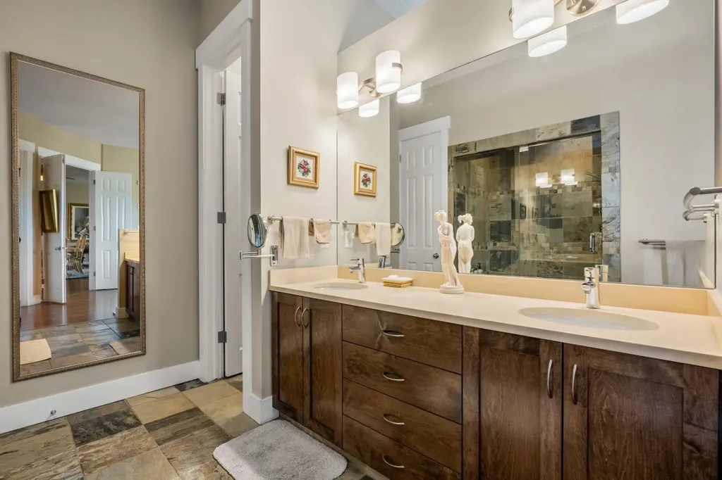 4 Hemlock Crescent SW Calgary AB T3C 2Z1