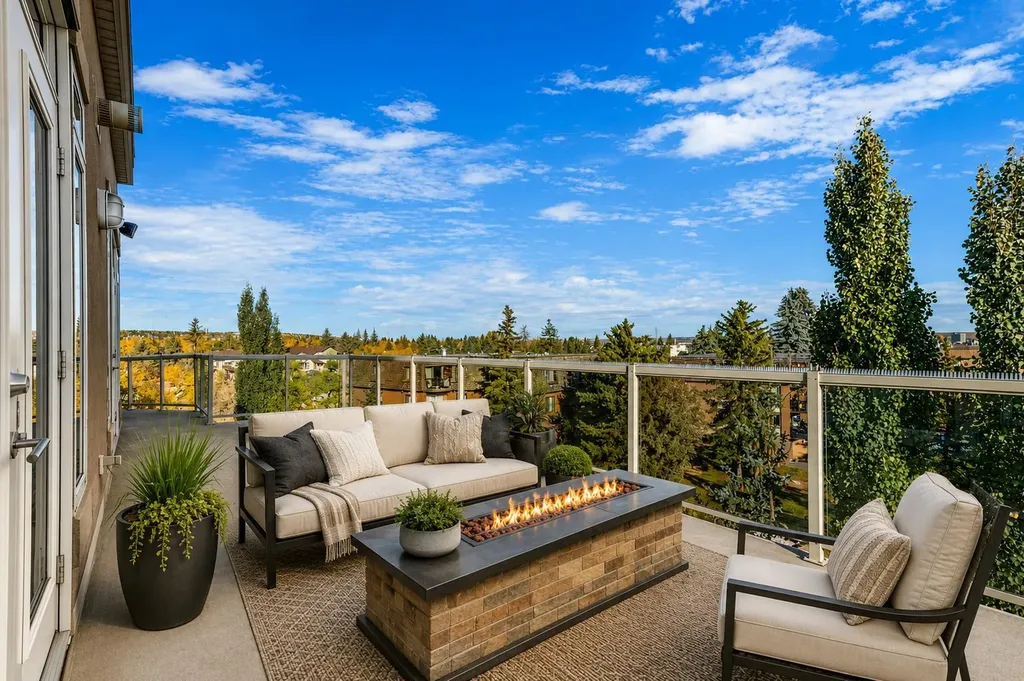 4 Hemlock Crescent SW Calgary AB T3C 2Z1