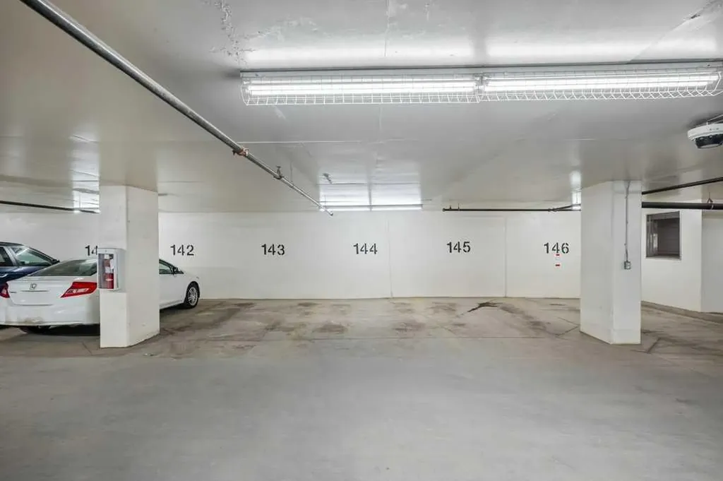 10 Brentwood Common NW Calgary AB T2L 2L6