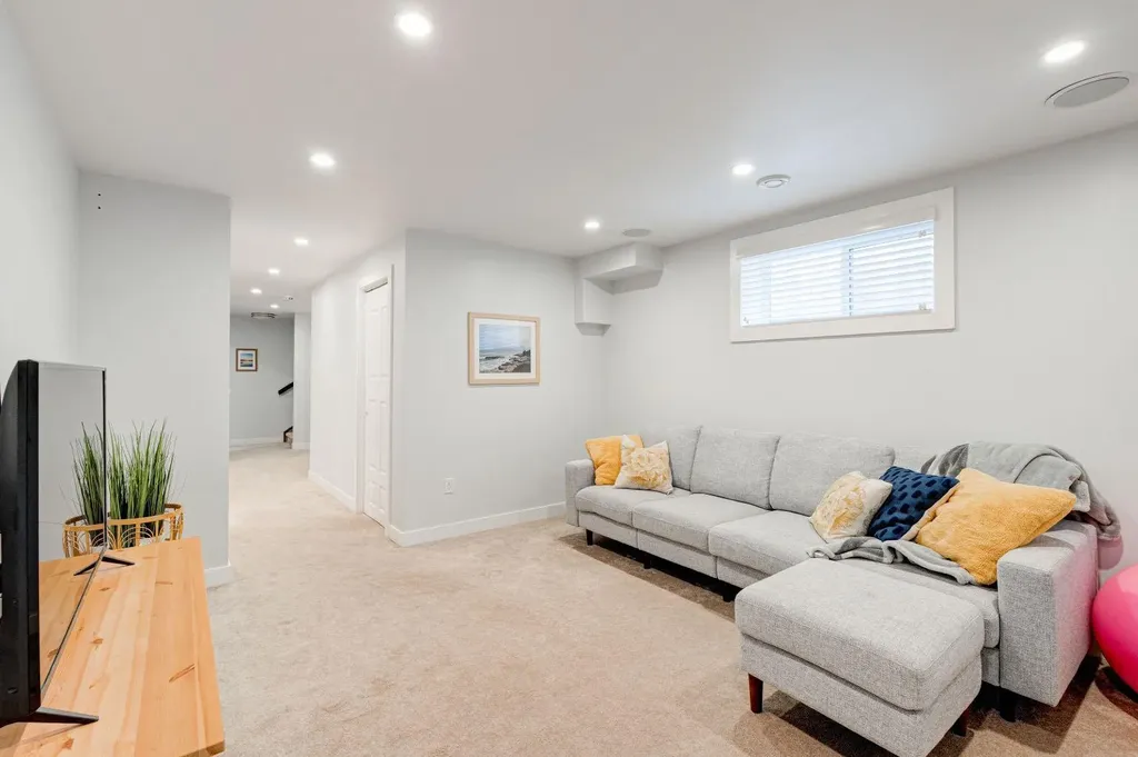 3529 3 Avenue SW Calgary AB T3C 0A7