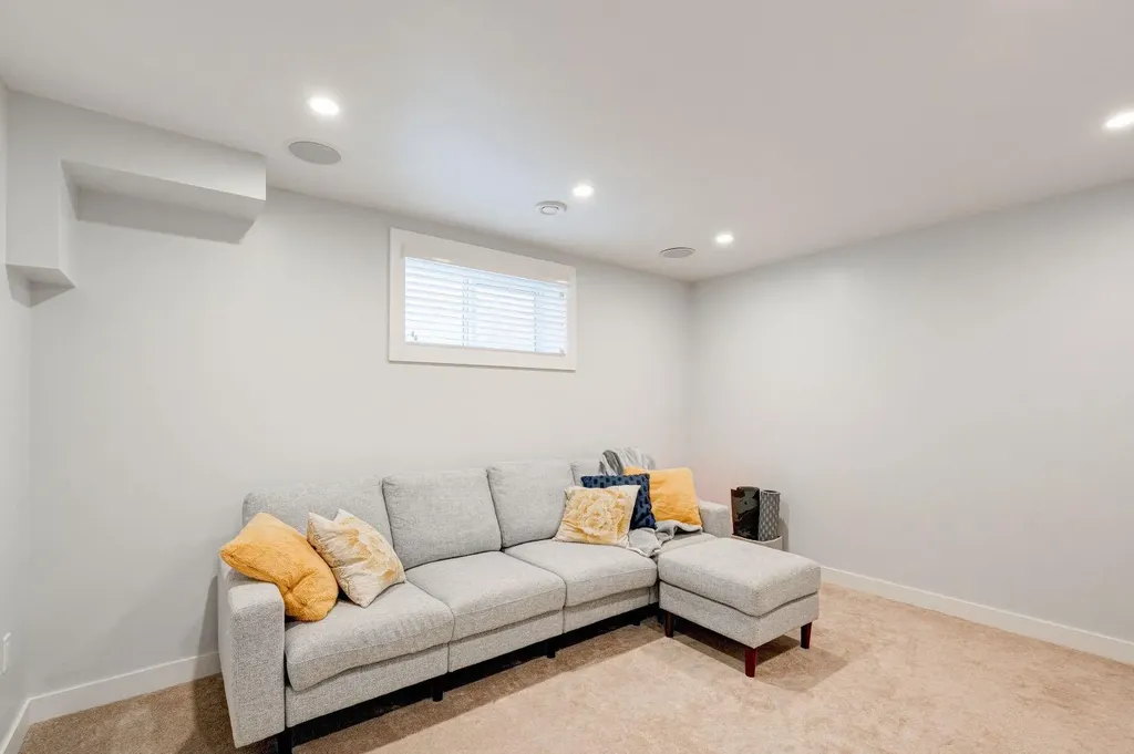 3529 3 Avenue SW Calgary AB T3C 0A7