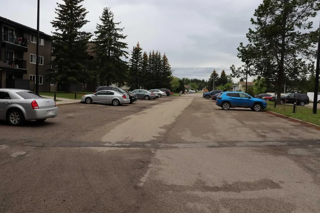 5611 9 Avenue Edson AB T7E 1R5