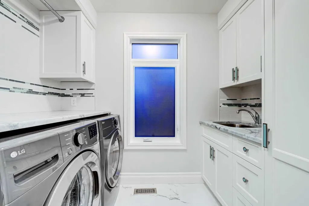 922 5 Street NW Calgary AB T2N 1R2