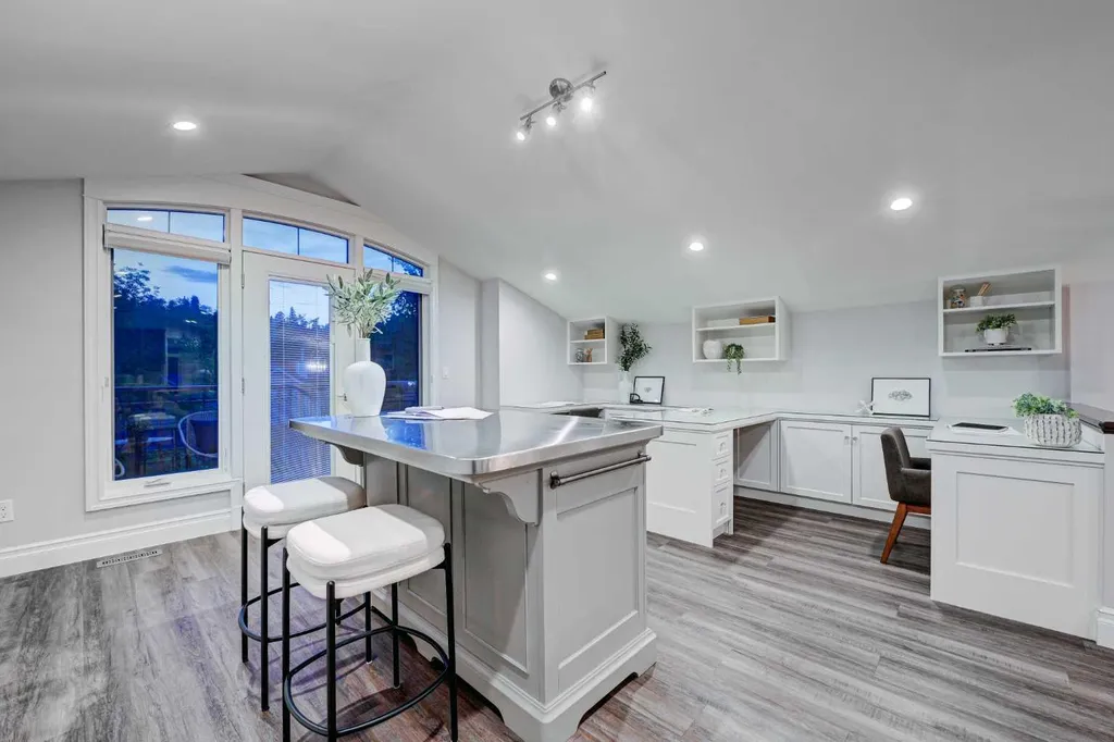 922 5 Street NW Calgary AB T2N 1R2