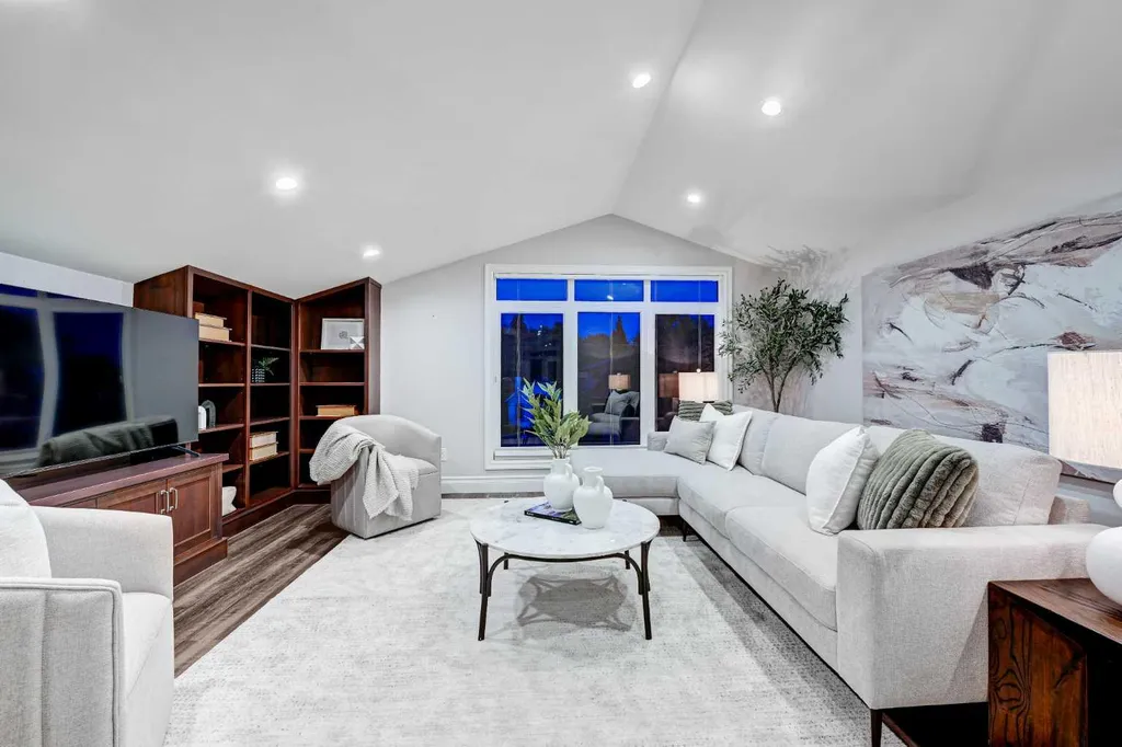 922 5 Street NW Calgary AB T2N 1R2