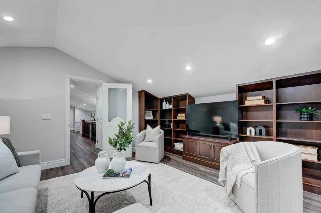 922 5 Street NW Calgary AB T2N 1R2