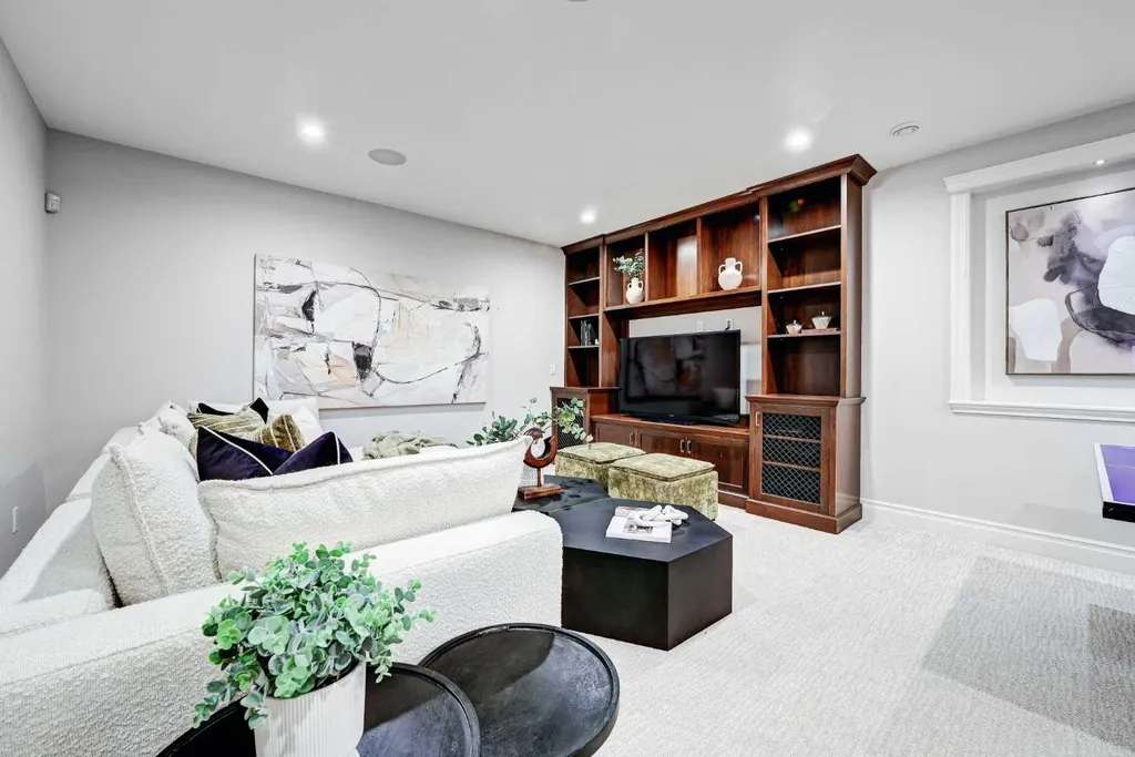 922 5 Street NW Calgary AB T2N 1R2