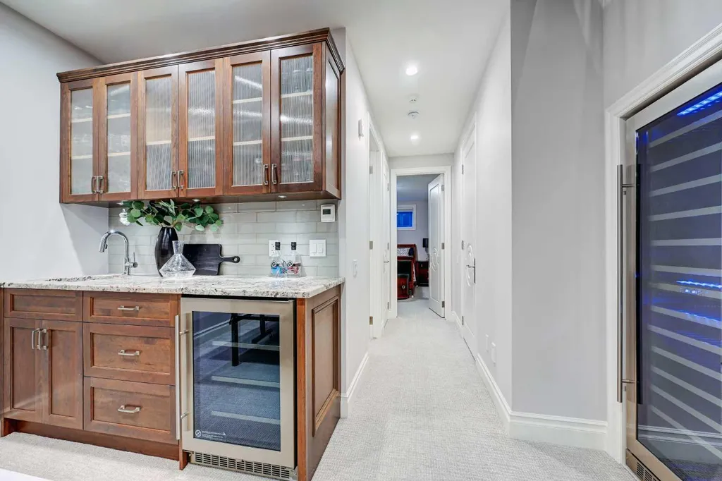 922 5 Street NW Calgary AB T2N 1R2