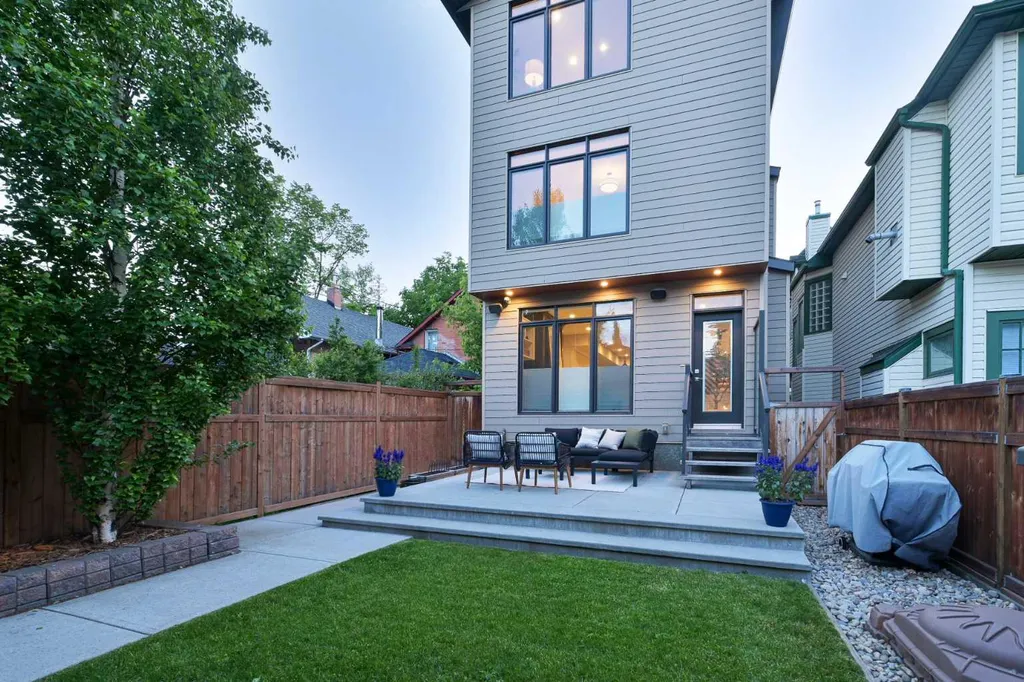 922 5 Street NW Calgary AB T2N 1R2