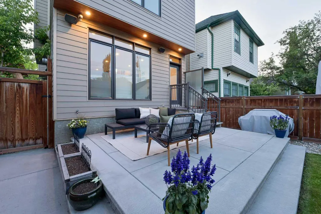 922 5 Street NW Calgary AB T2N 1R2