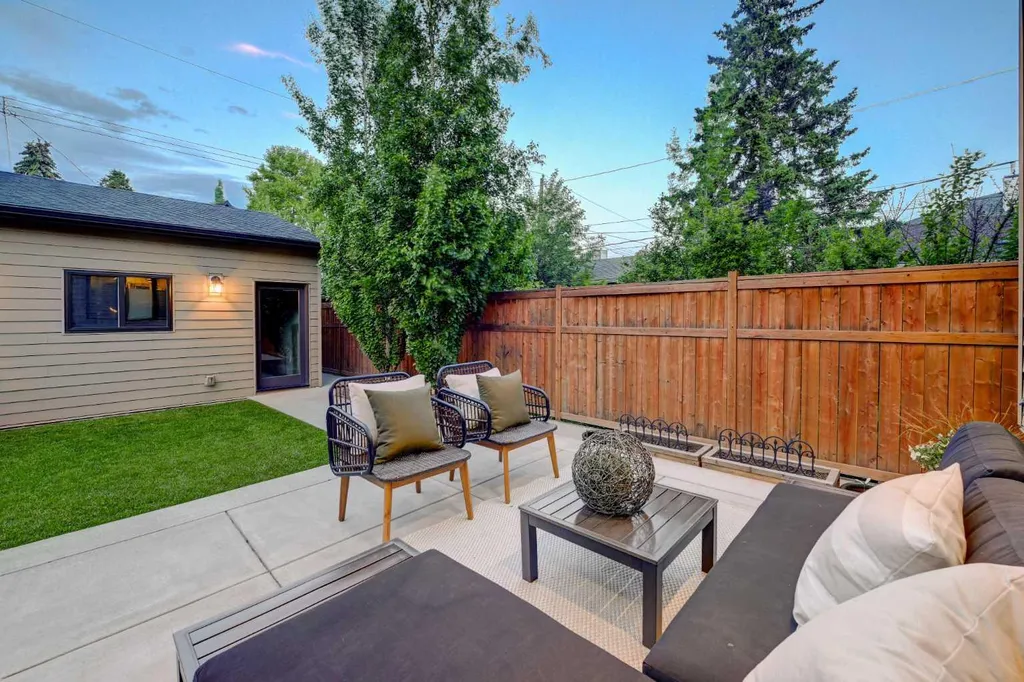 922 5 Street NW Calgary AB T2N 1R2