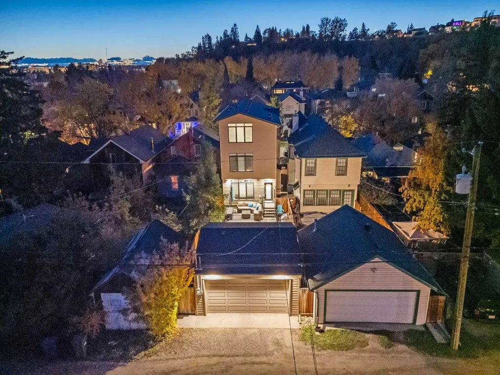 922 5 Street NW Calgary AB T2N 1R2