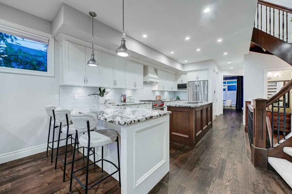 922 5 Street NW Calgary AB T2N 1R2