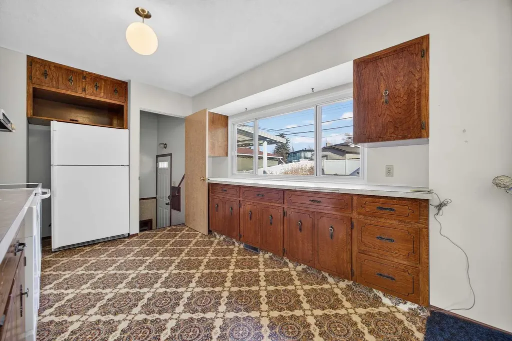 1124 31 Avenue NW Calgary AB t2k 0a9