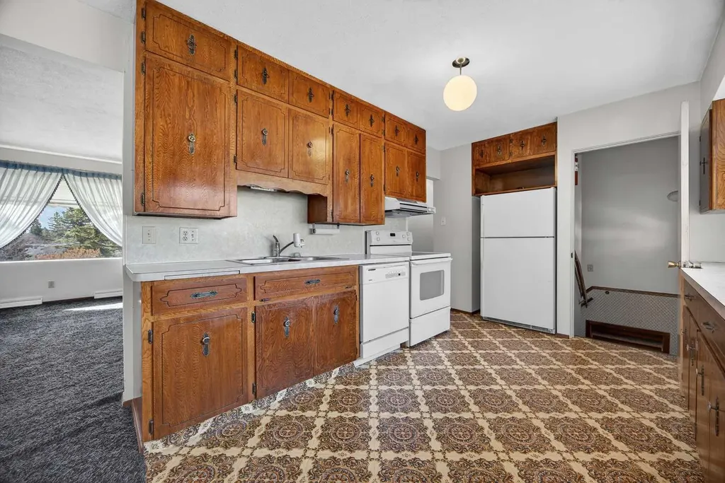1124 31 Avenue NW Calgary AB t2k 0a9
