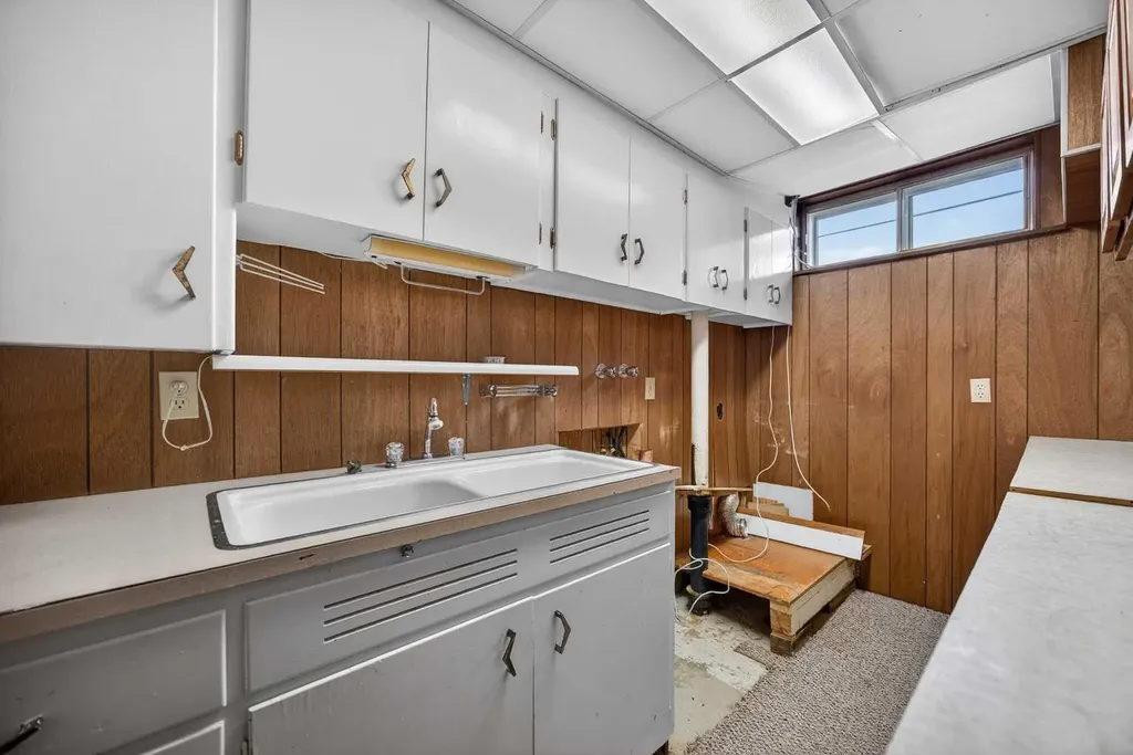 1124 31 Avenue NW Calgary AB t2k 0a9