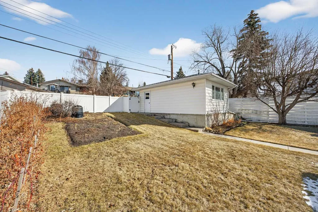 1124 31 Avenue NW Calgary AB t2k 0a9