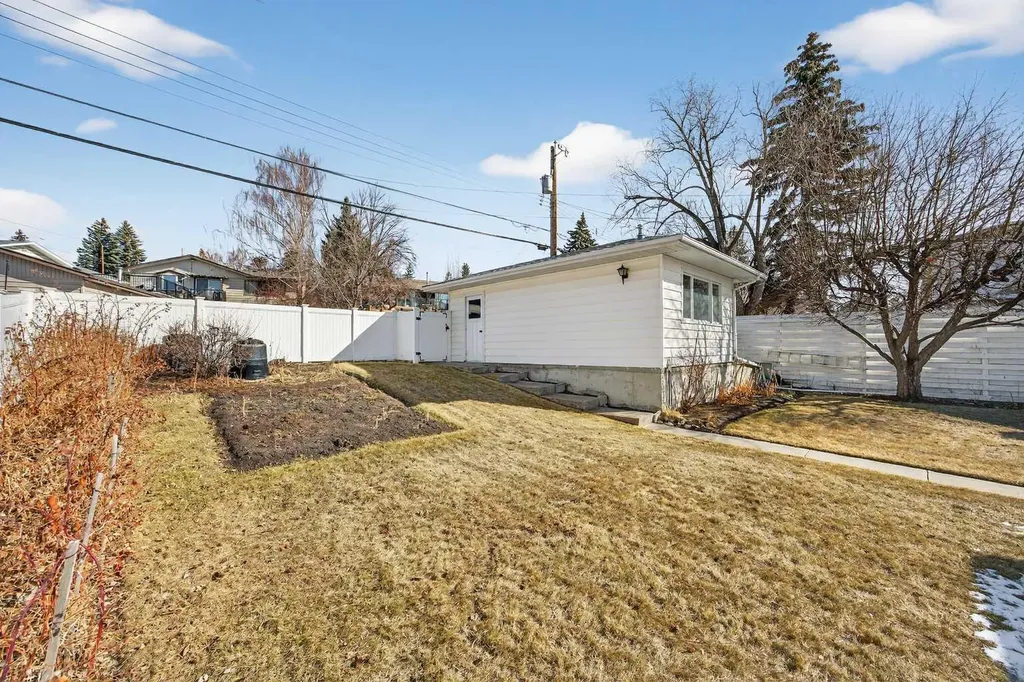 1124 31 Avenue NW Calgary AB t2k 0a9