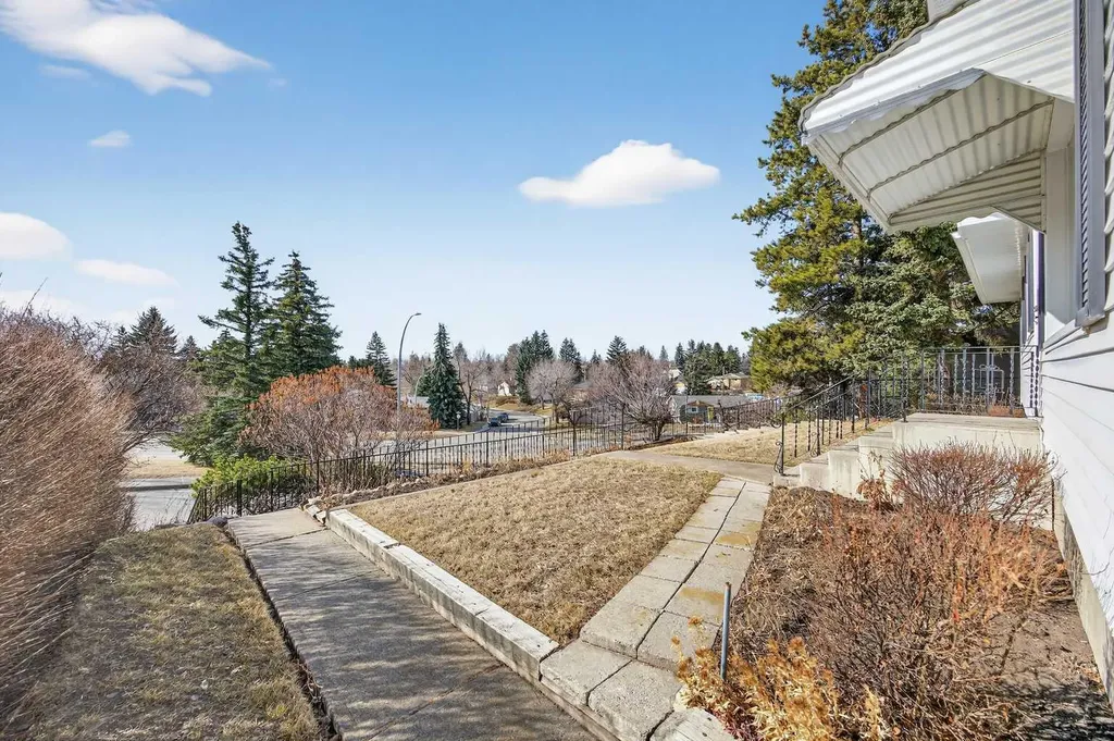 1124 31 Avenue NW Calgary AB t2k 0a9