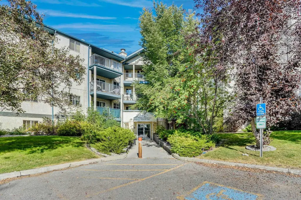 21 Dover Point SE Calgary AB T2B3K4