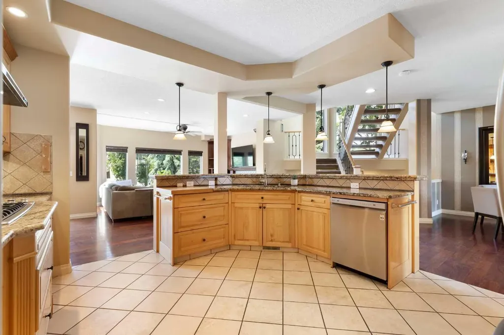 410 Royal Crest Bay NW Calgary AB T3G4M8