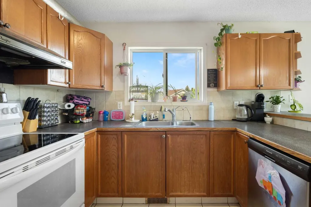 27 Erin Green Place SE Calgary AB T2B 3C2