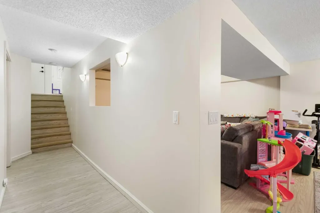 27 Erin Green Place SE Calgary AB T2B 3C2