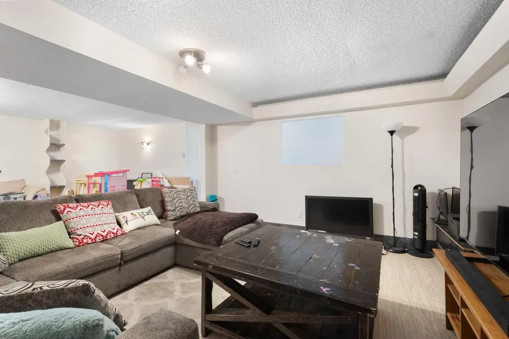27 Erin Green Place SE Calgary AB T2B 3C2