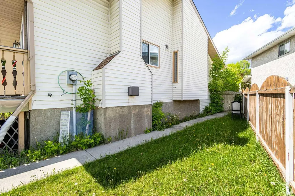 27 Erin Green Place SE Calgary AB T2B 3C2
