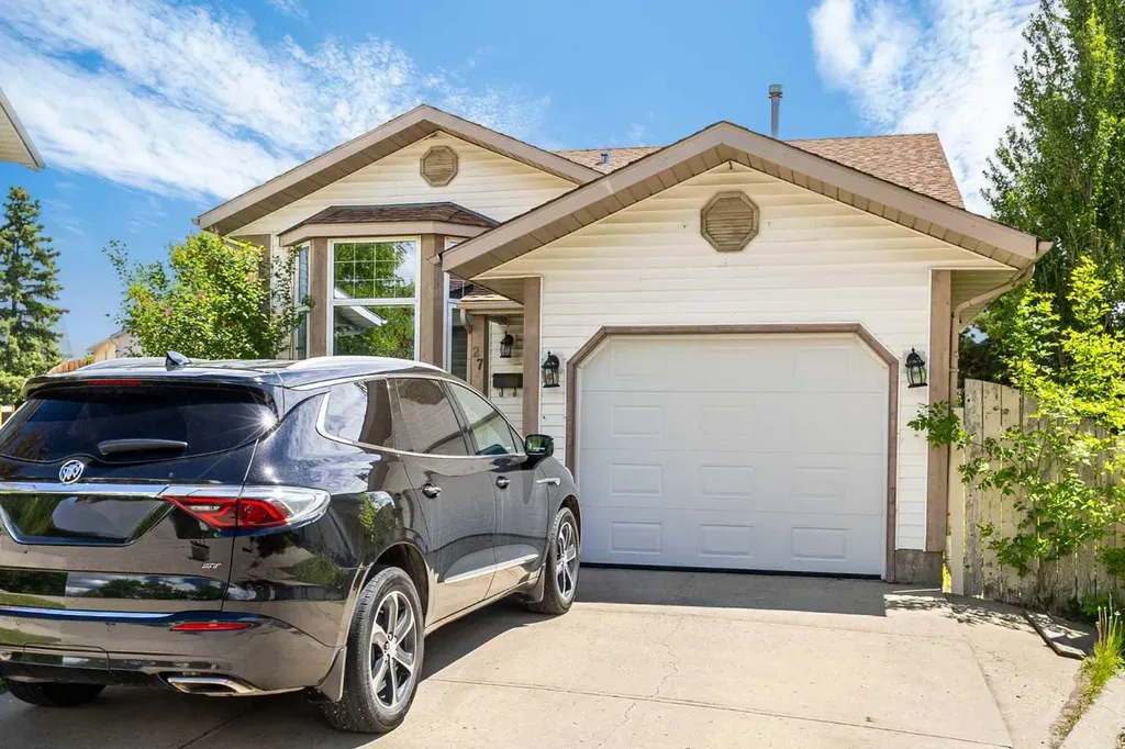 27 Erin Green Place SE Calgary AB T2B 3C2