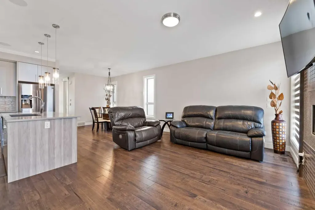 2807 36 Street SW Calgary AB T3E2Z9