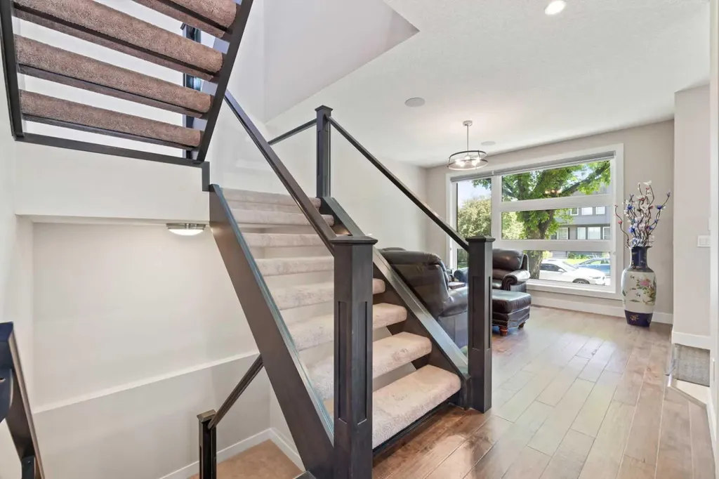 2807 36 Street SW Calgary AB T3E2Z9