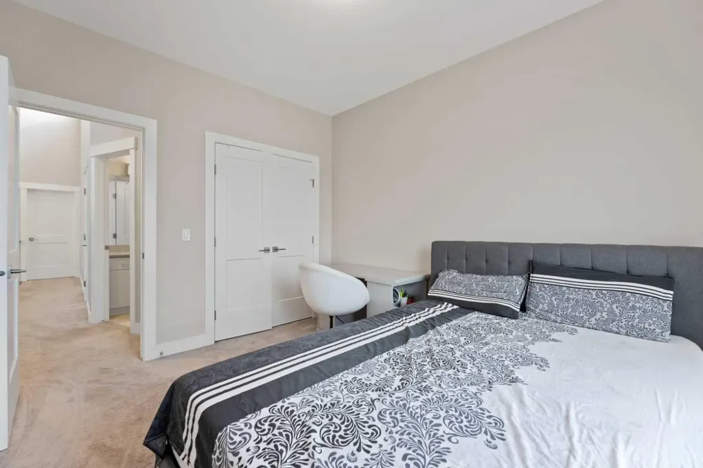 2807 36 Street SW Calgary AB T3E2Z9