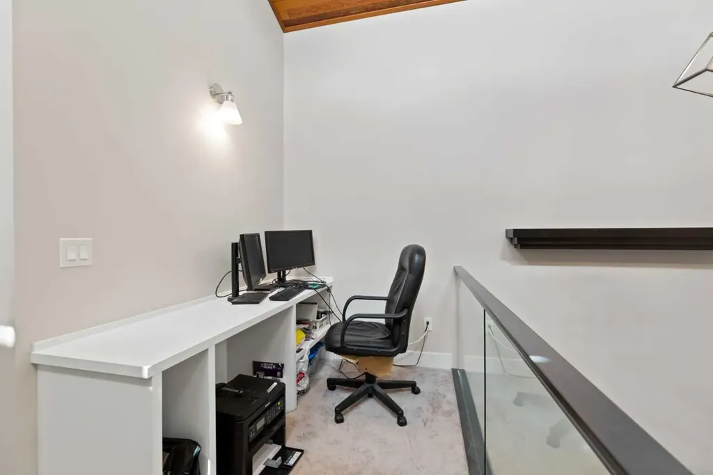 2807 36 Street SW Calgary AB T3E2Z9
