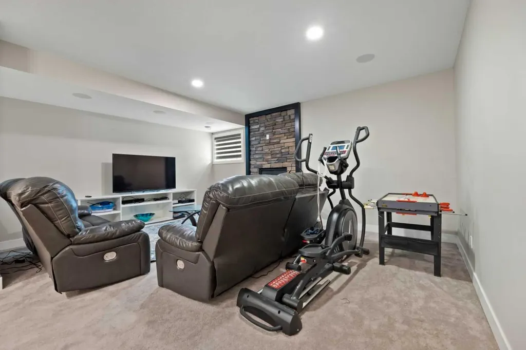 2807 36 Street SW Calgary AB T3E2Z9