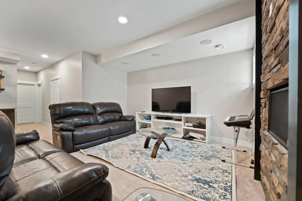 2807 36 Street SW Calgary AB T3E2Z9