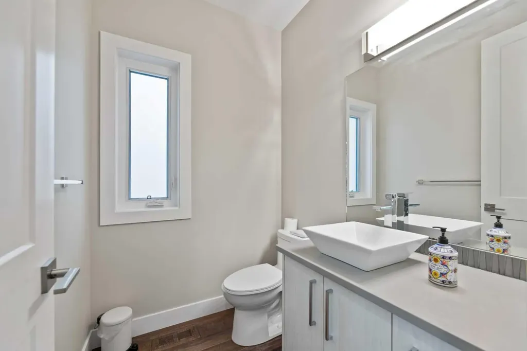 2807 36 Street SW Calgary AB T3E2Z9