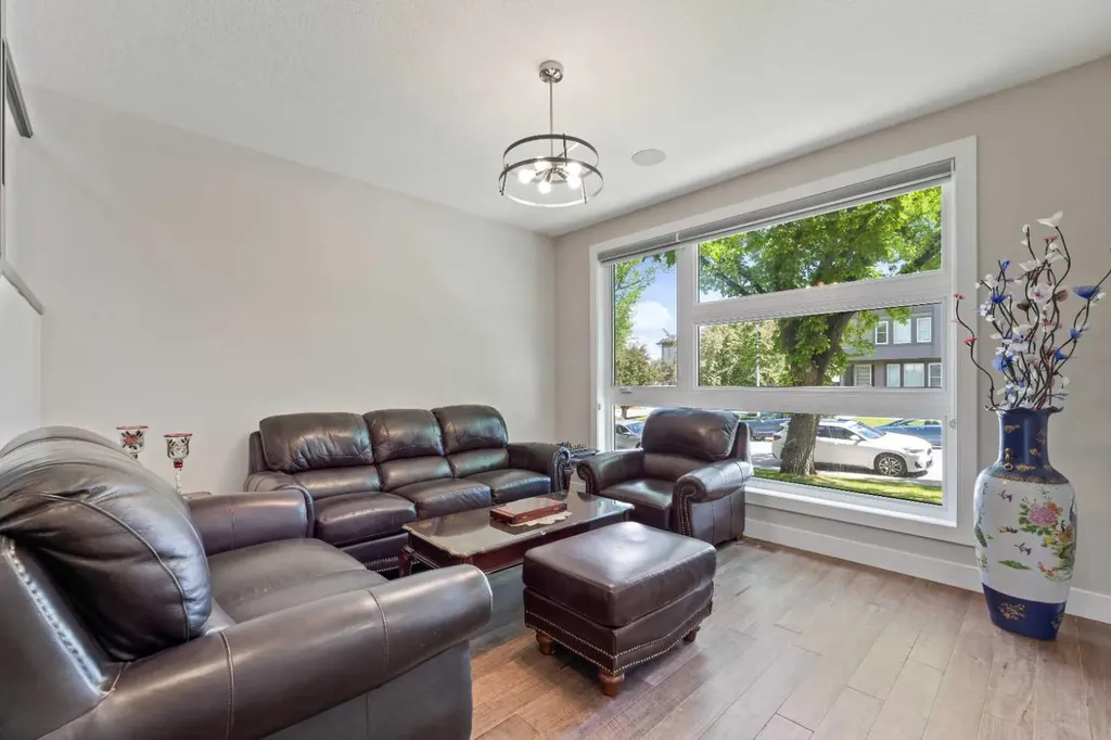 2807 36 Street SW Calgary AB T3E2Z9