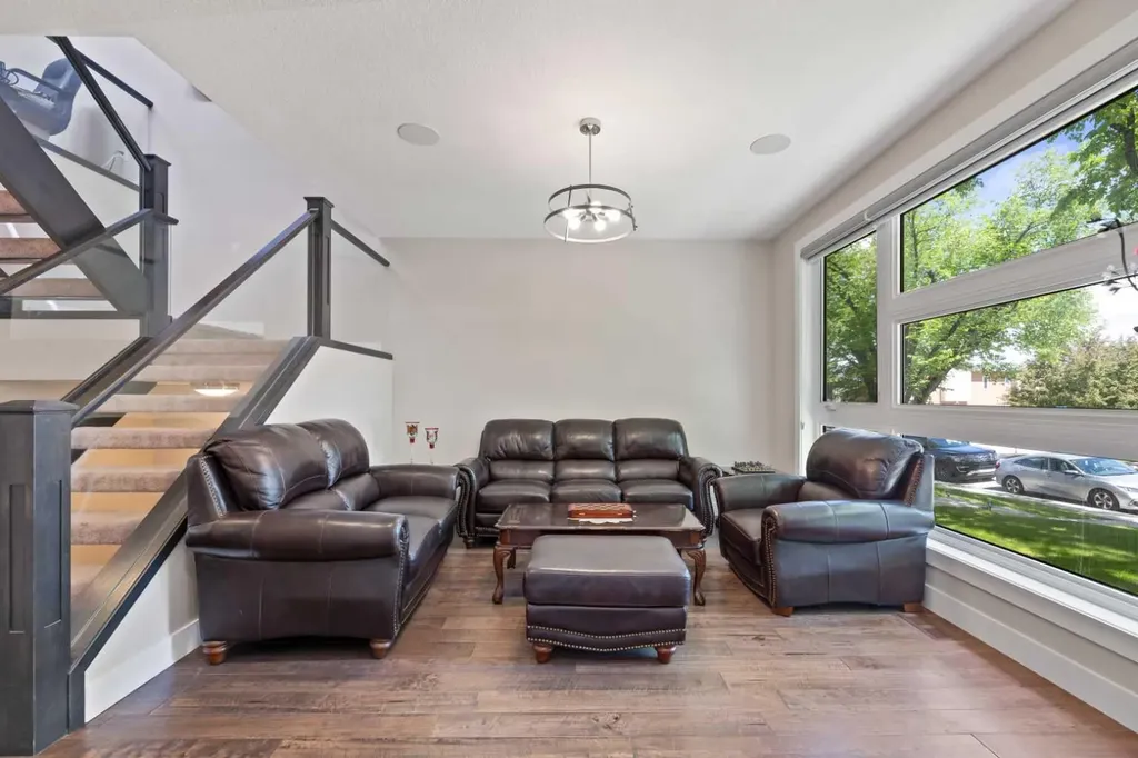 2807 36 Street SW Calgary AB T3E2Z9