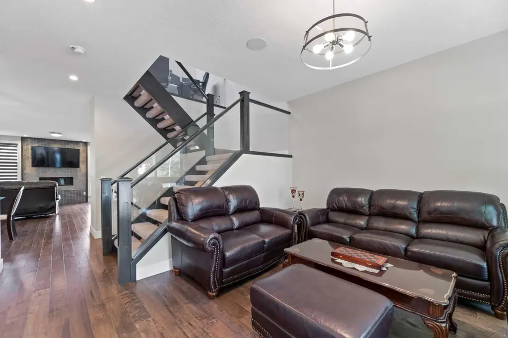 2807 36 Street SW Calgary AB T3E2Z9